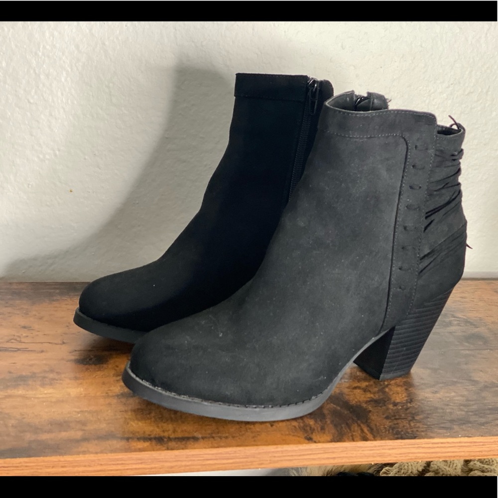 Black Shoe Dazzle chunky heel Booties. Size 9. Worn once.